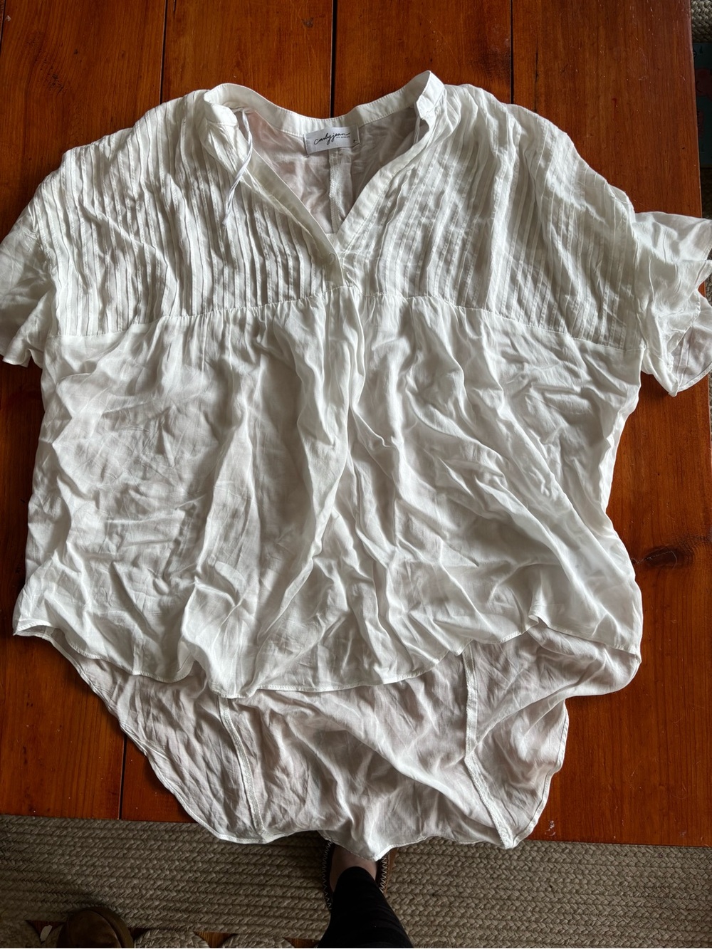 Carly Jean Los Angeles White Short-Sleeve Pintuck Button-Up Blouse